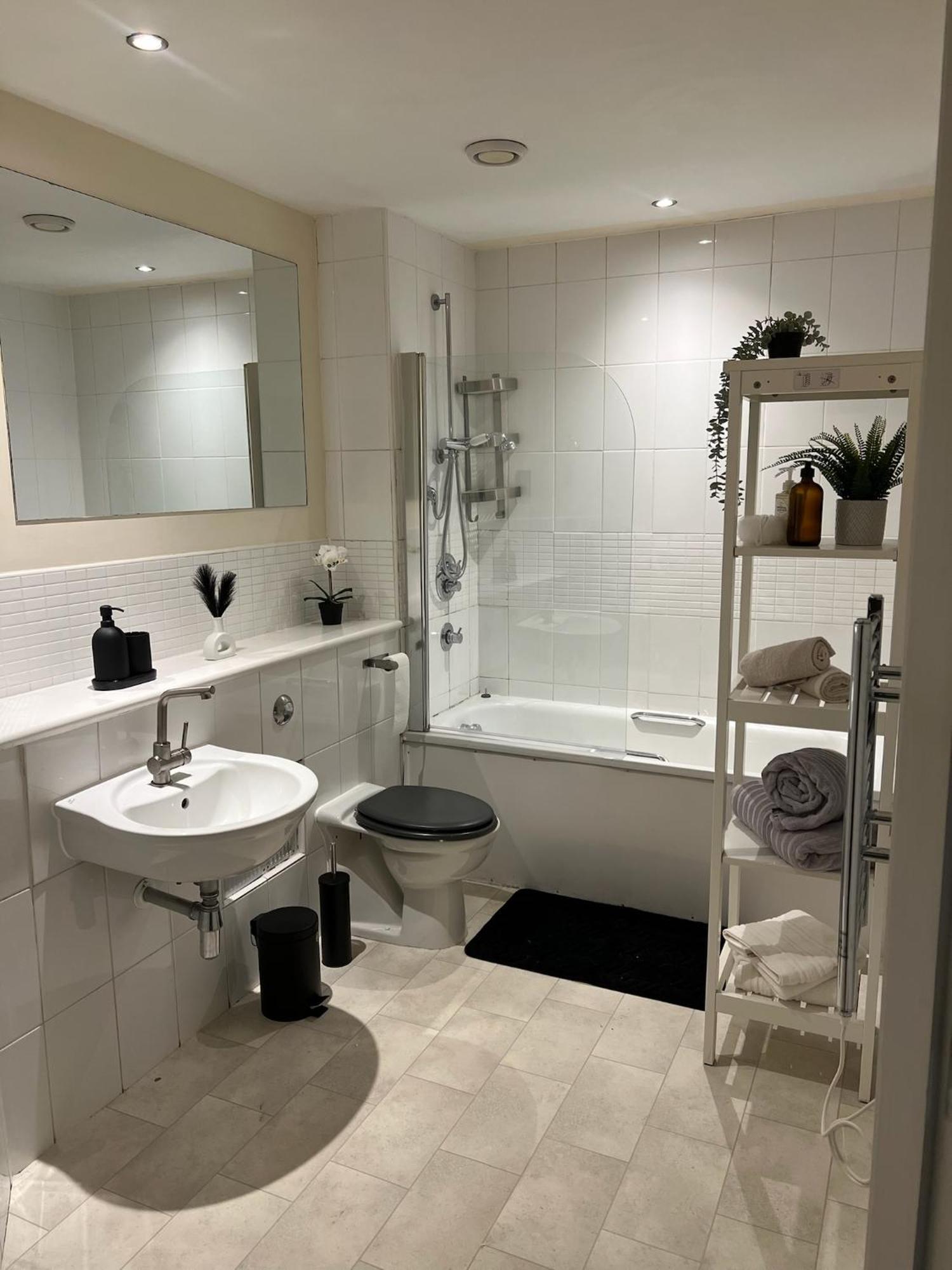 Modern 2 Bed, In The Heart Of *